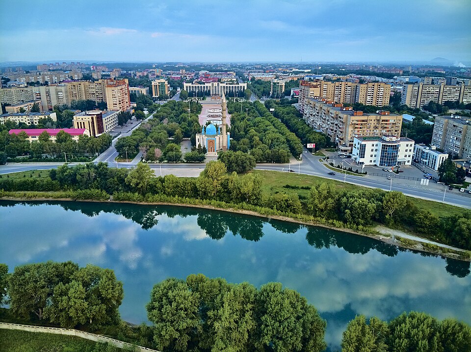 Усть-Каменогорск с высоты: река, зелень и центр города