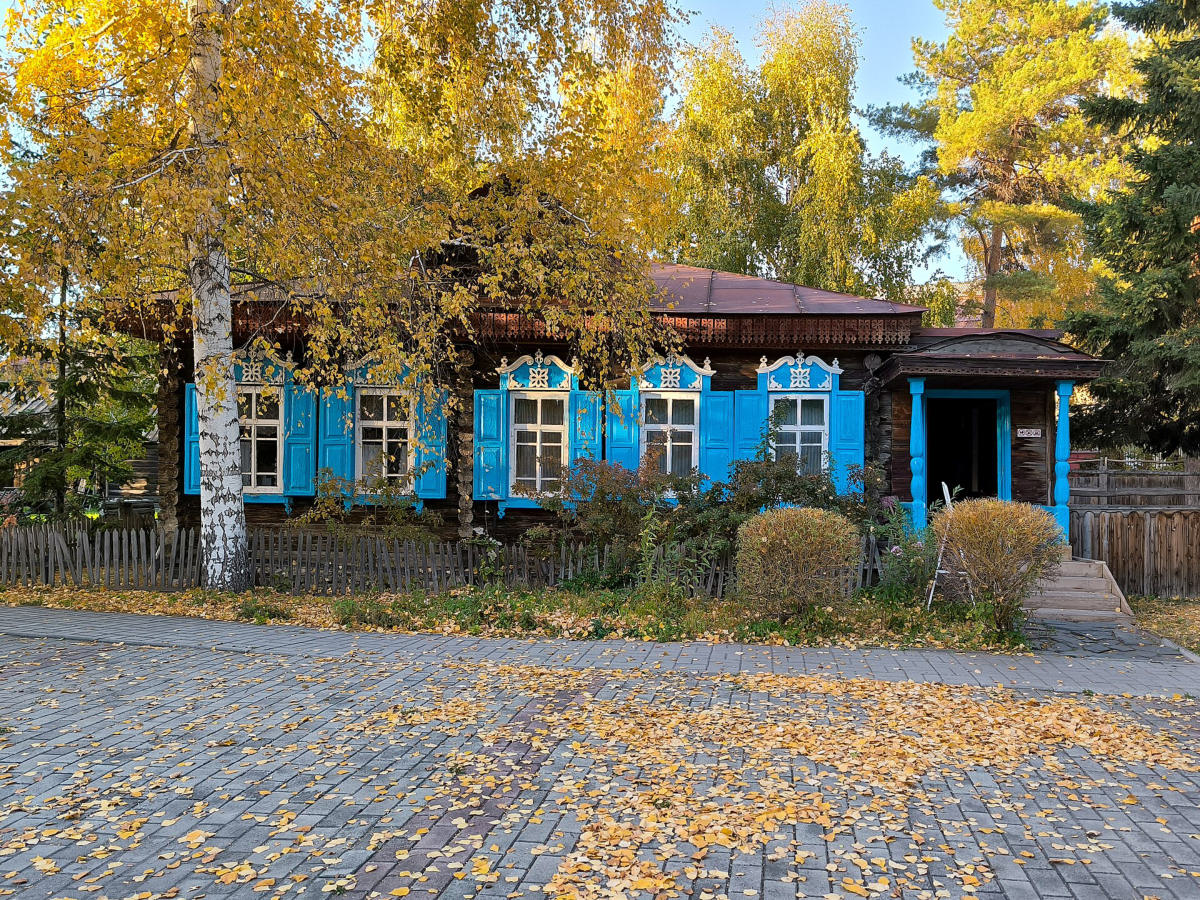 Старинный деревянный дом с резными наличниками в парке имени Касыма Кайсенова